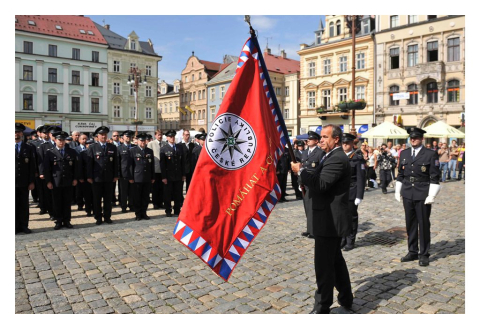 Hejtman LK Stanislav Eichler předává slavnostní prapor